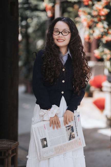 Echipa TechGadget discutând despre tehnologie într-un spațiu modern